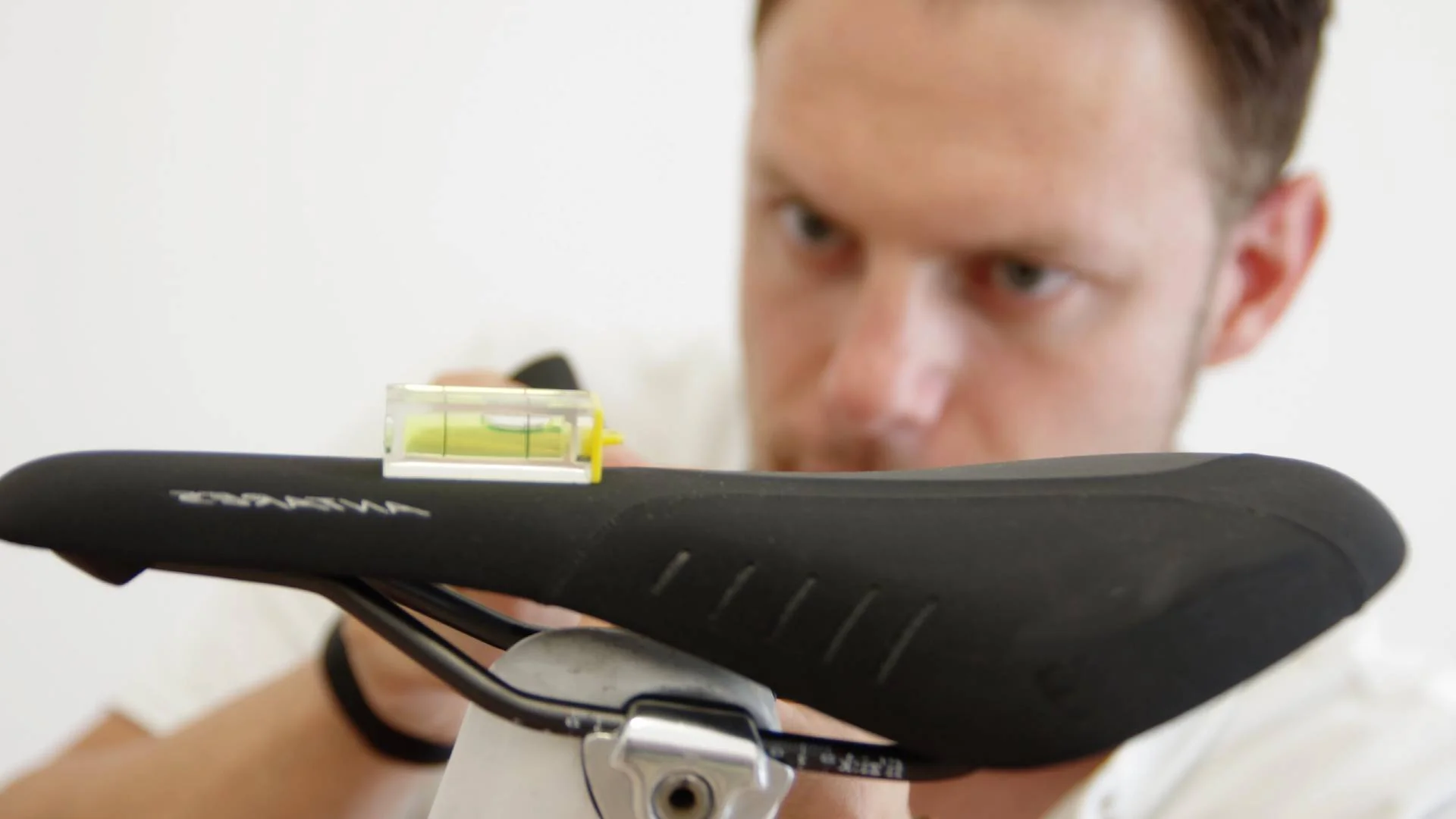 Regolazione dell'inclinazione della sella in una visita biomeccanica del ciclismo